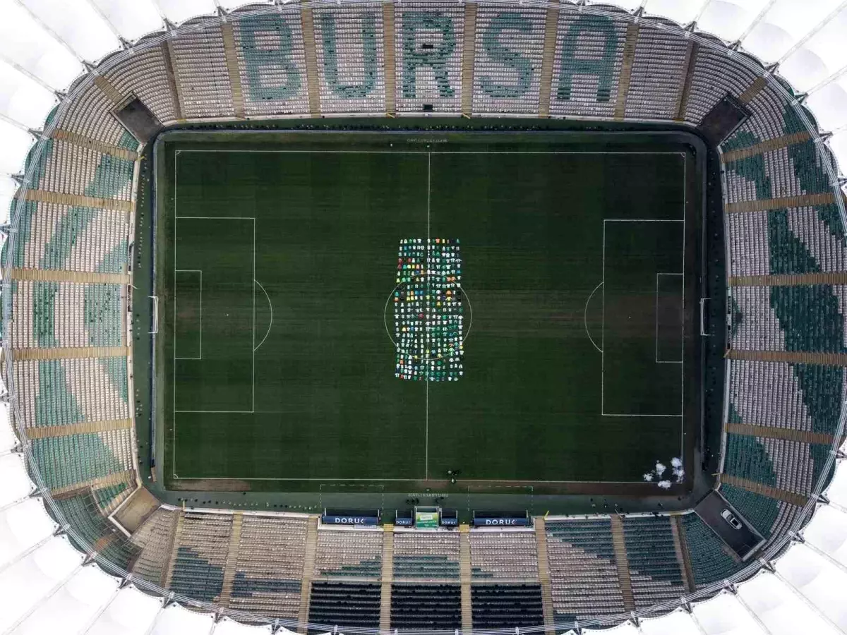 Bursaspor'un 308 İmzalı Formasıyla Gösterdiği Muhteşem Sahaya Çiçek Açan Koreografi