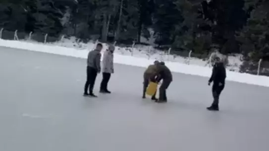 Motorlu testere ile buz kesen kişi