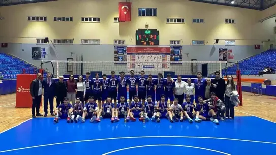 Turnuvada sahada mücadele eden genç voleybolcular
