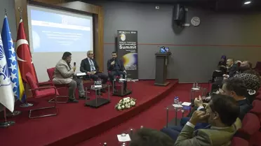 Zirve katılımcıları ve sahne