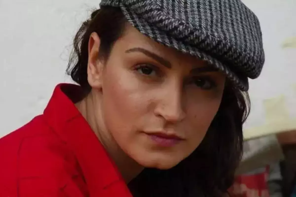 Ayça İnci'nin cesur dekolteli görünümü sosyal medyada gündemi salladı