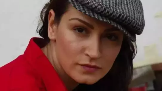 Ayça İnci'nin cesur dekolteli görünümü sosyal medyada gündemi salladı