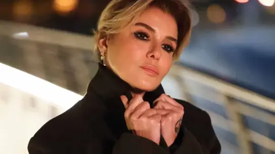 Gülben Ergen'in Sahne Şıklığı: Cesur Bacak Dekoltesi Gözleri Büyülüyor