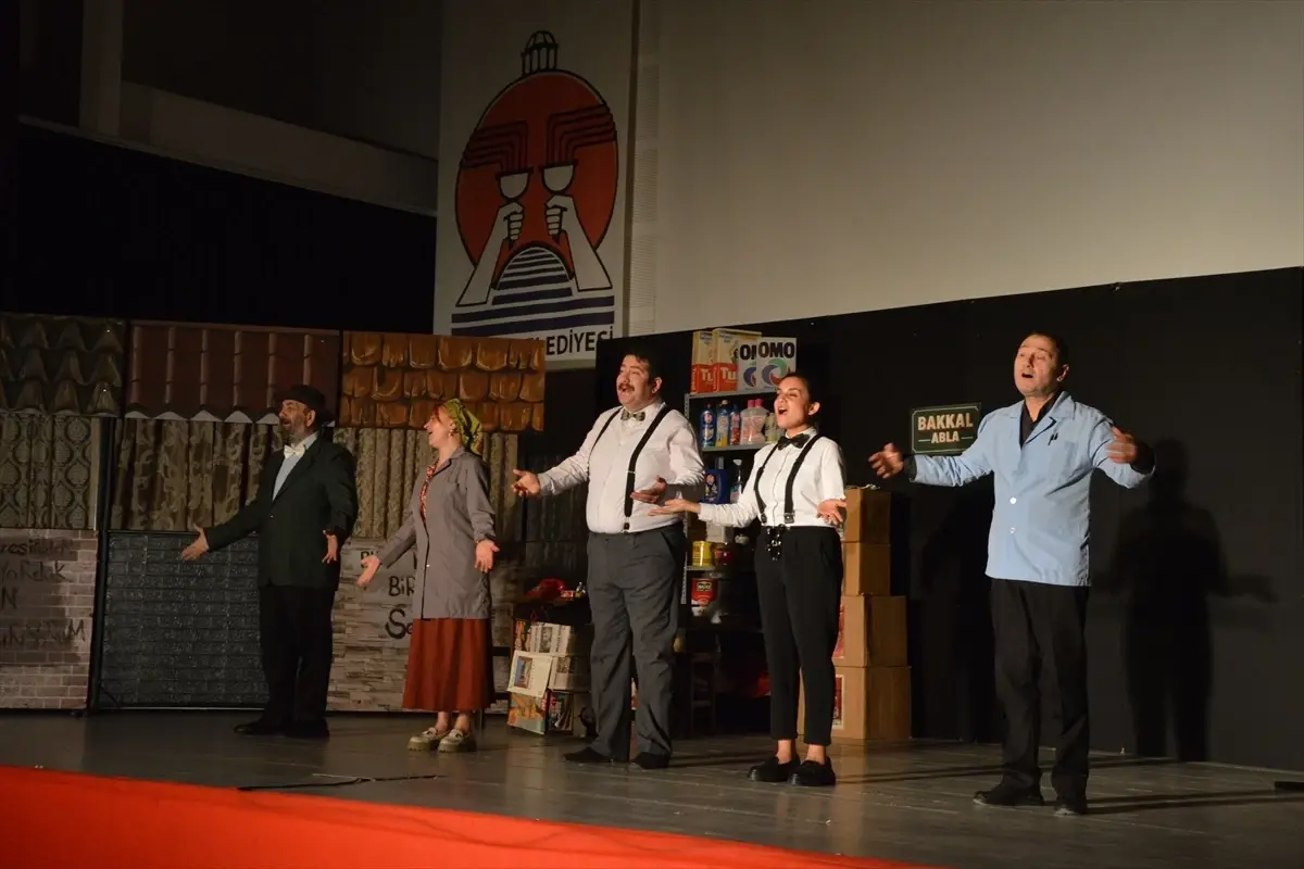 Havza’da Ferhan Şensoy’un “Kahraman Bakkal” Oyunu Büyük Alkış Aldı