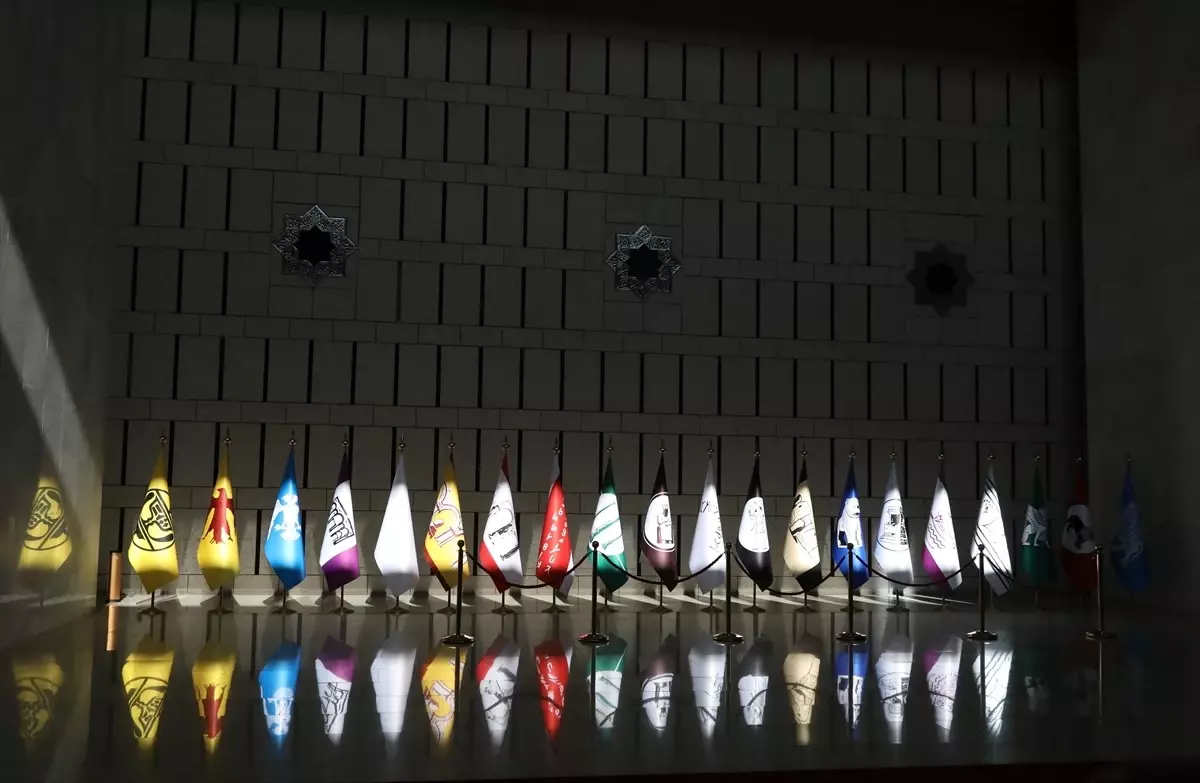 Suriye'nin Tarihine Renkli Bir Dokunuş: Antik Medeniyet Bayrakları İlk Kez Sergilendi