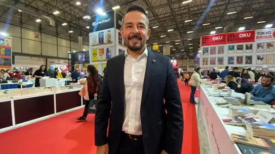 Murat Uçar, TÜYAP Kitap Fuarı'nda imza verirken