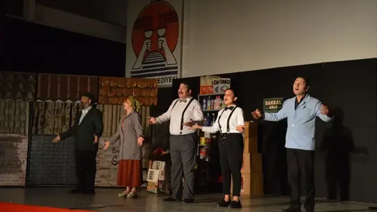 Havza’da Ferhan Şensoy’un “Kahraman Bakkal” Oyunu Büyük Alkış Aldı