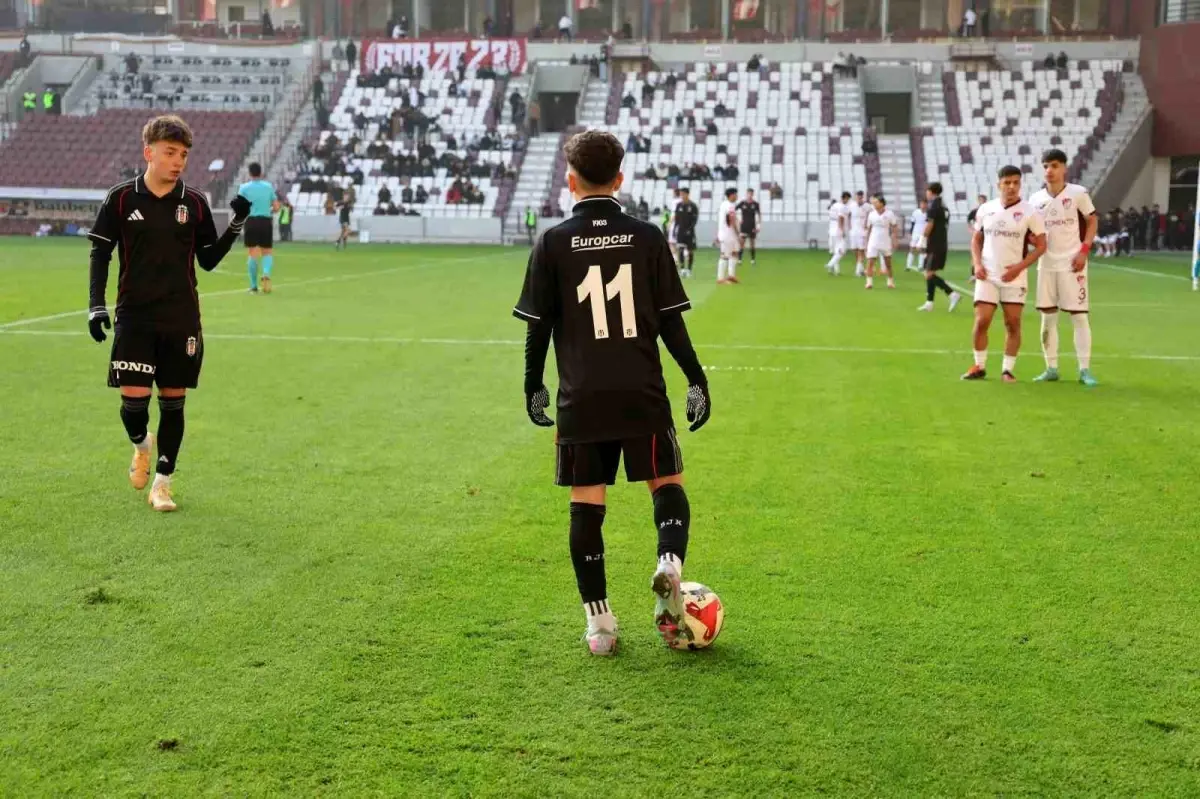 Elazığ Atatürk Stadyumu'nda Beşiktaş ve Elazığspor U16 Takımları Dostluk Maçıyla Buluştu