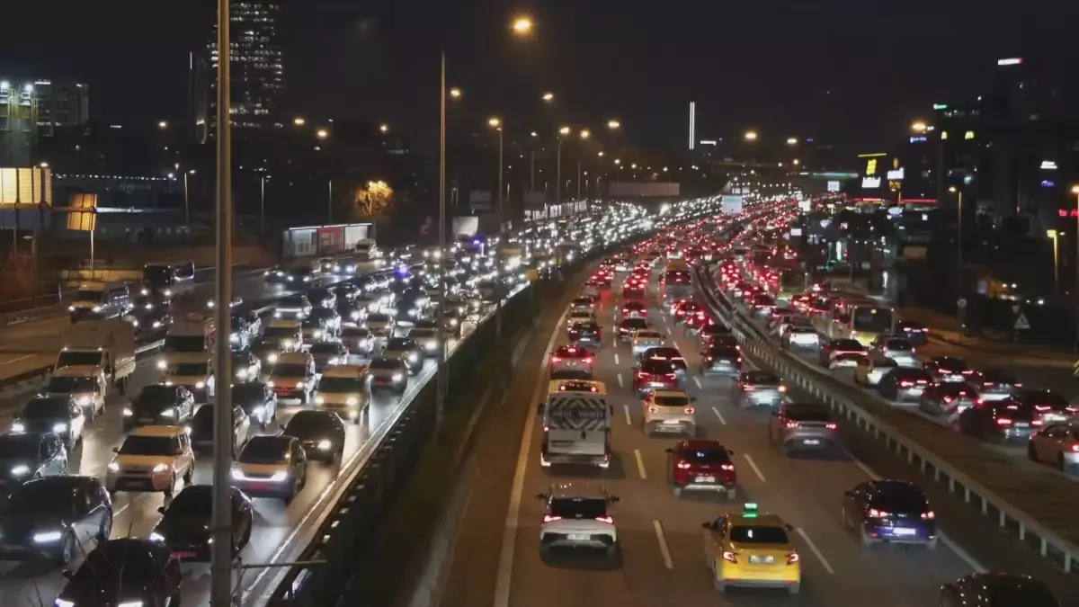 Derbi Öncesi İstanbul Trafiği Felç Oldu: D‑100’de Durma Noktasına Geldi