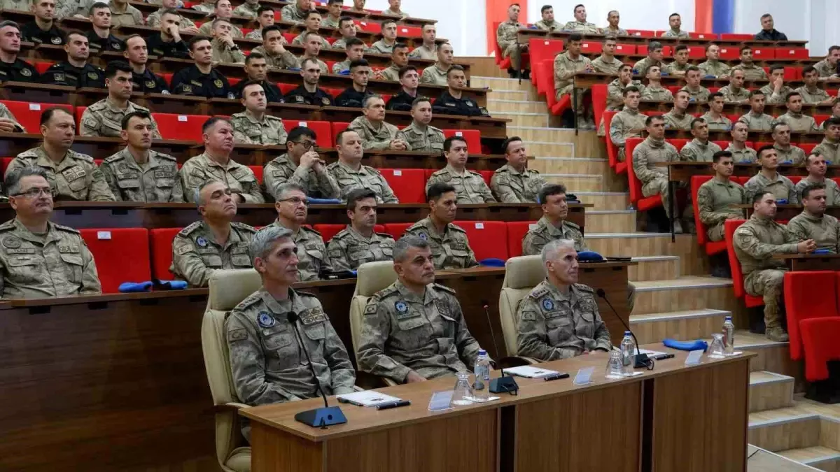 Foça’da Jandarma Elit Birlikleri Savaşçı Yarışmasıyla Gücünü Gösterdi