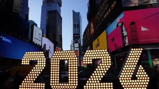 Times Meydanı'nda Işıltılı Yılbaşı Süslemeleri Göz Kamaştırdı