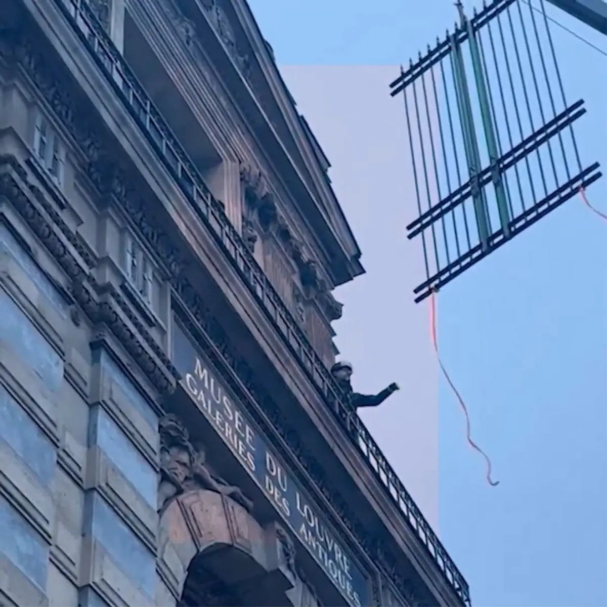 Louvre Müzesi Apollo Galerisi’nde Metal Parlaklıklarla Güvenlik Güçlendirildi