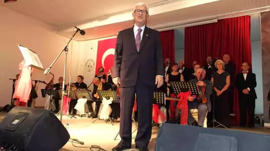82 Yaşındaki Maestro Tuğrul Atatüre, Burhaniye'de Koro Şefliğine Devam Ediyor