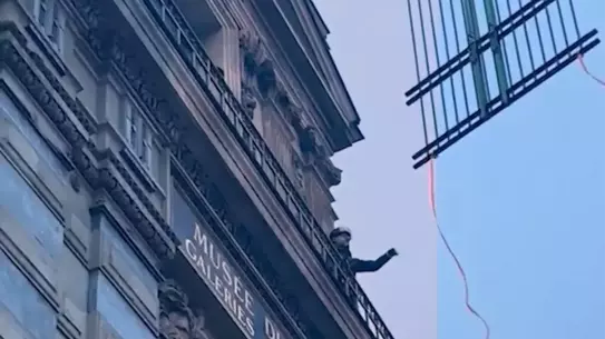 Louvre Müzesi Apollo Galerisi’nde Metal Parlaklıklarla Güvenlik Güçlendirildi