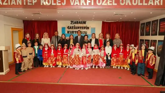 Drama sahnesi ve minik öğrencilerin performansı