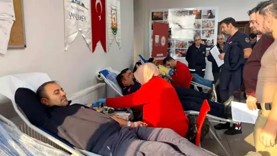 Davut Baran kan bağışı yaparken