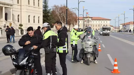 Sivas'ta Motosiklet Sürücülerine Ücretsiz Ekipman Desteği: Trafik Denetimleri Devam Ediyor