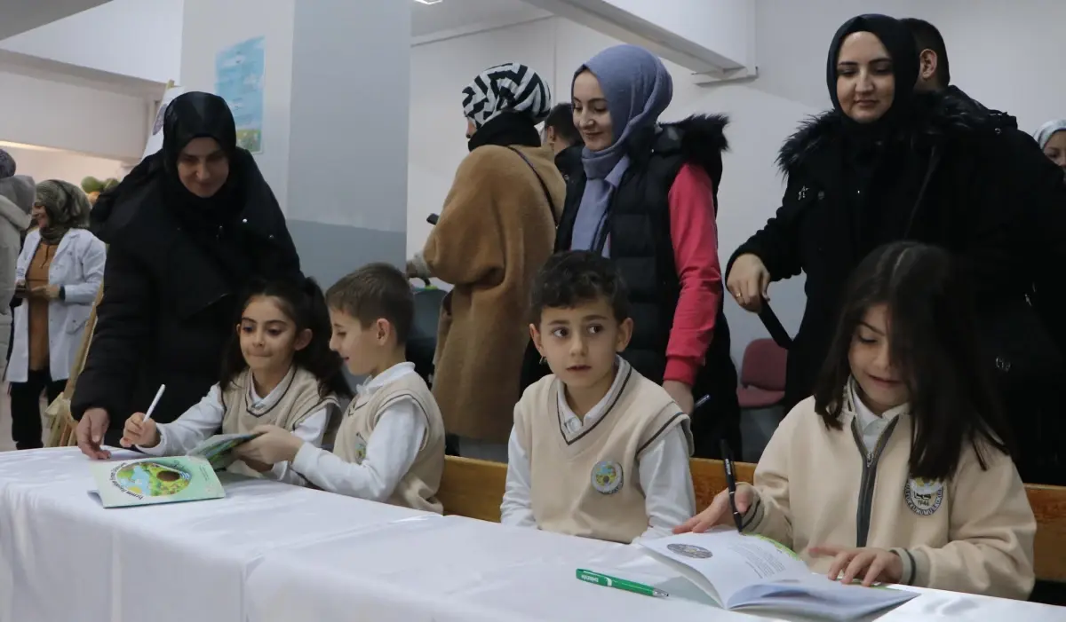 Erzurum’da 2‑C Sınıfı Öğrencileri ‘Benim Hayalim Benim Dünyam’ Şiir Kitabını Yayınladı, DMD Hastası Ahmet’e Destek Topladı