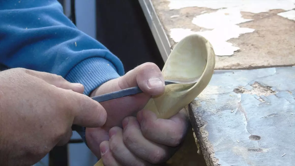 Emekli Öğretmen Umut Yılmaz'dan Atık Ahşaplarla Doğanın Sanata Dönüşümü