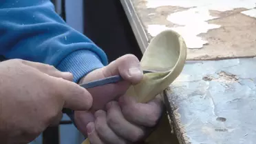 Emekli Öğretmen Umut Yılmaz'dan Atık Ahşaplarla Doğanın Sanata Dönüşümü