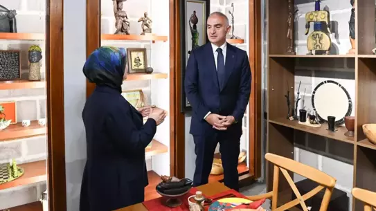 Bakan Ersoy, Ankara’daki Afrika Kültür Evi’ni Gezerken Kadın Sanatçılara Destek Verdi