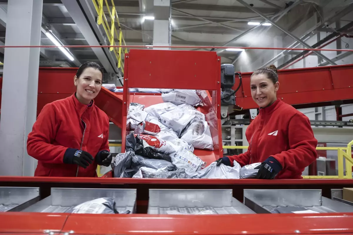 Aras Kargo’nun ‘Kırmızı Kahramanlar’ Saha Buluşmasıyla 1.000+ İdari Çalışan Operasyon Sahasına Adım Attı