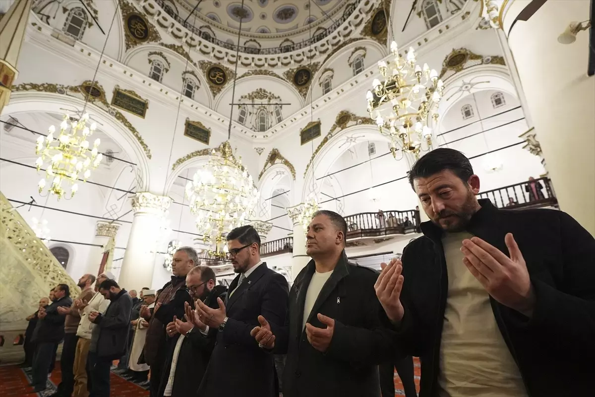 İzmir'de Regaip Kandili Coşkusu: Camilerde Dualar ve İlahilerle Kutlandı