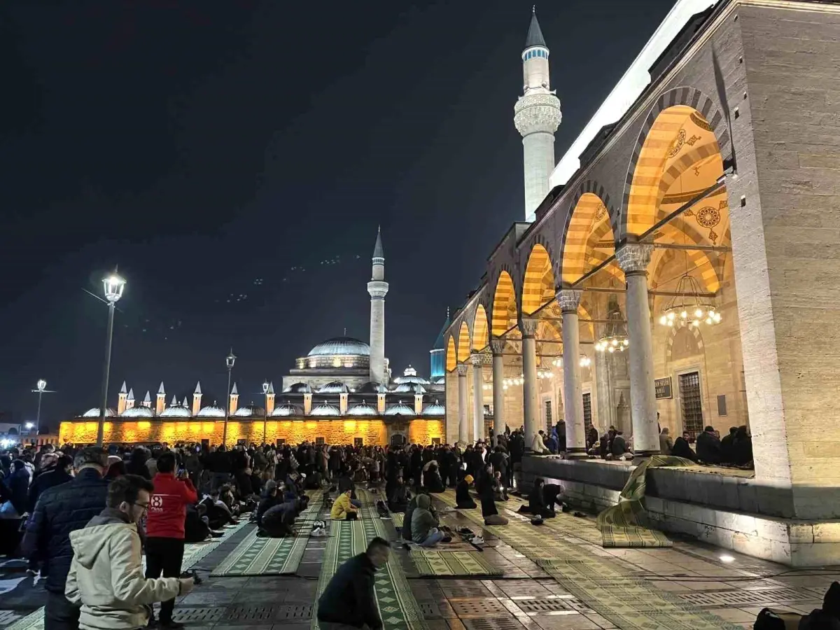Konya’da Regaib Kandili Coşkusu: Sultan Selim Camii’nde Dualar ve Vaazlar