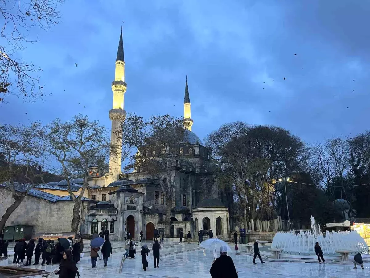 Regaip Kandili’nde Eyüp Sultan Camii’ne Gelenler Lokum ve Şekerle Coştu