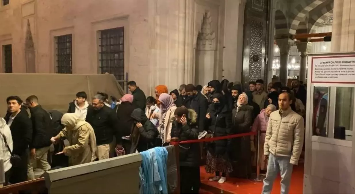 Sultanahmet Camii'nde Regaip Kandili Coşkusu: Boza ve Dualarla Kutlama