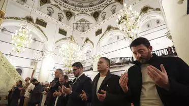 İzmir'de Regaip Kandili Coşkusu: Camilerde Dualar ve İlahilerle Kutlandı