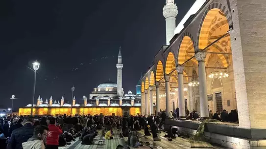 Konya’da Regaib Kandili Coşkusu: Sultan Selim Camii’nde Dualar ve Vaazlar
