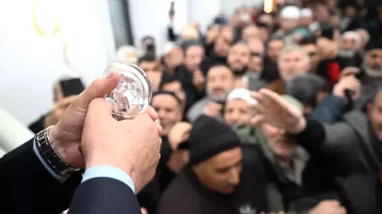 Regaip Kandili Coşkusu Erzurum’da Yıldız Kardeşler Camii’ni Doldurdu