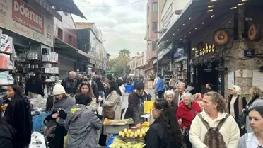 İzmir Kemeraltı'nda Yılbaşı Alışverişi Coşkusu ve 2026 Hazırlıkları