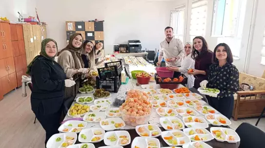Meyve Şenliği'nde sunulan renkli meyve tabakları