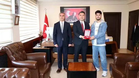 Karacasu'nun Genç Sanatçısı Arafat Ercan, Kaymakamından Plaket Aldı