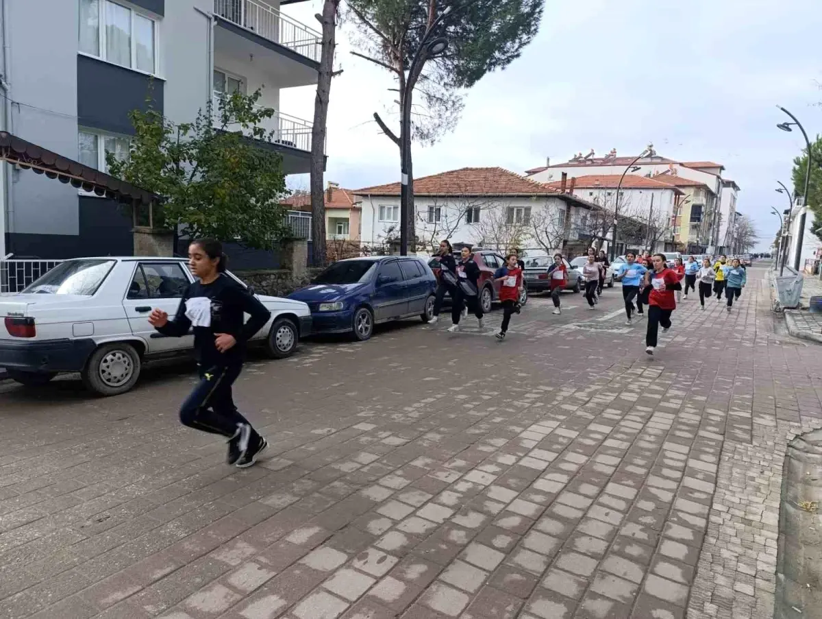 Selendi'de Kros Coşkusu: 120 Sporcu 7 Kategoride Yarıştı