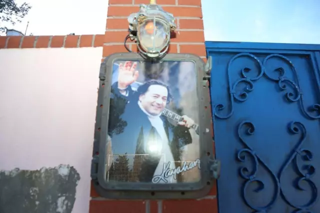 Köşkün havuz ve deniz manzaralı dış alanı