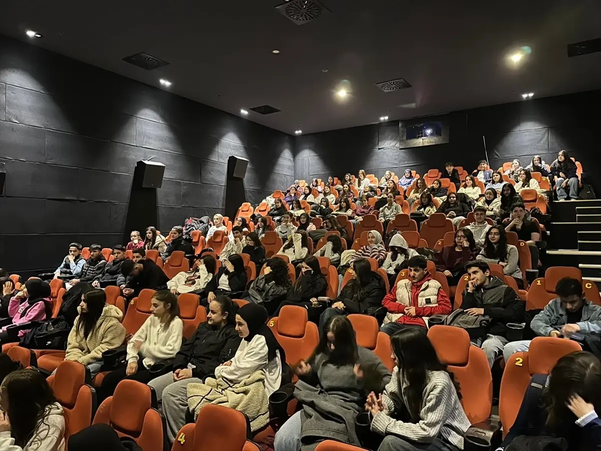 Mardin'de Gençler, Akif Ersoy'un Hayatını Anlatan Filmi İzledi