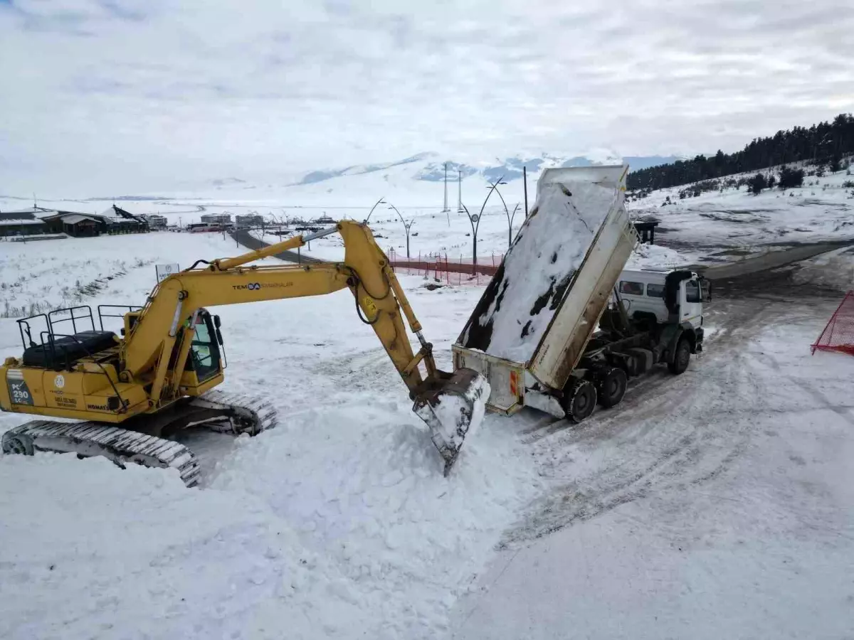 Sarıkamış'ta Kardan Heykeller İçin Kar Taşıma Seferberliği Başladı