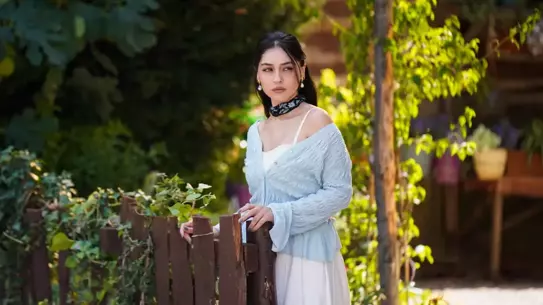 Cemre Baysel, Zeynep’in Kendine Özgü Özelliklerini ve Set Arkadaşlığını Anlatıyor