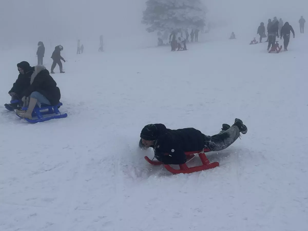 Uludağ’da Karın Büyüsü: Günübirlik Tatilciler Pistleri Doldurdu