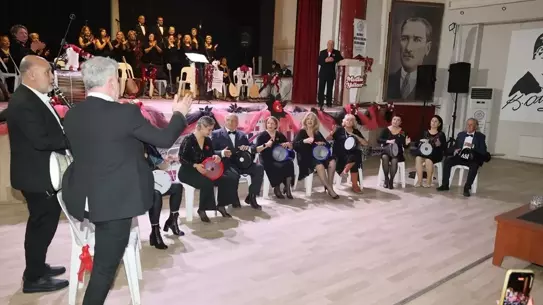 Konserde sahnede yer alan müzisyenler