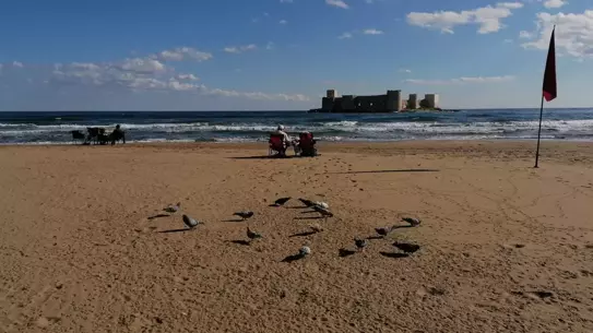 Erdemli sahilinde denize giren tatilciler