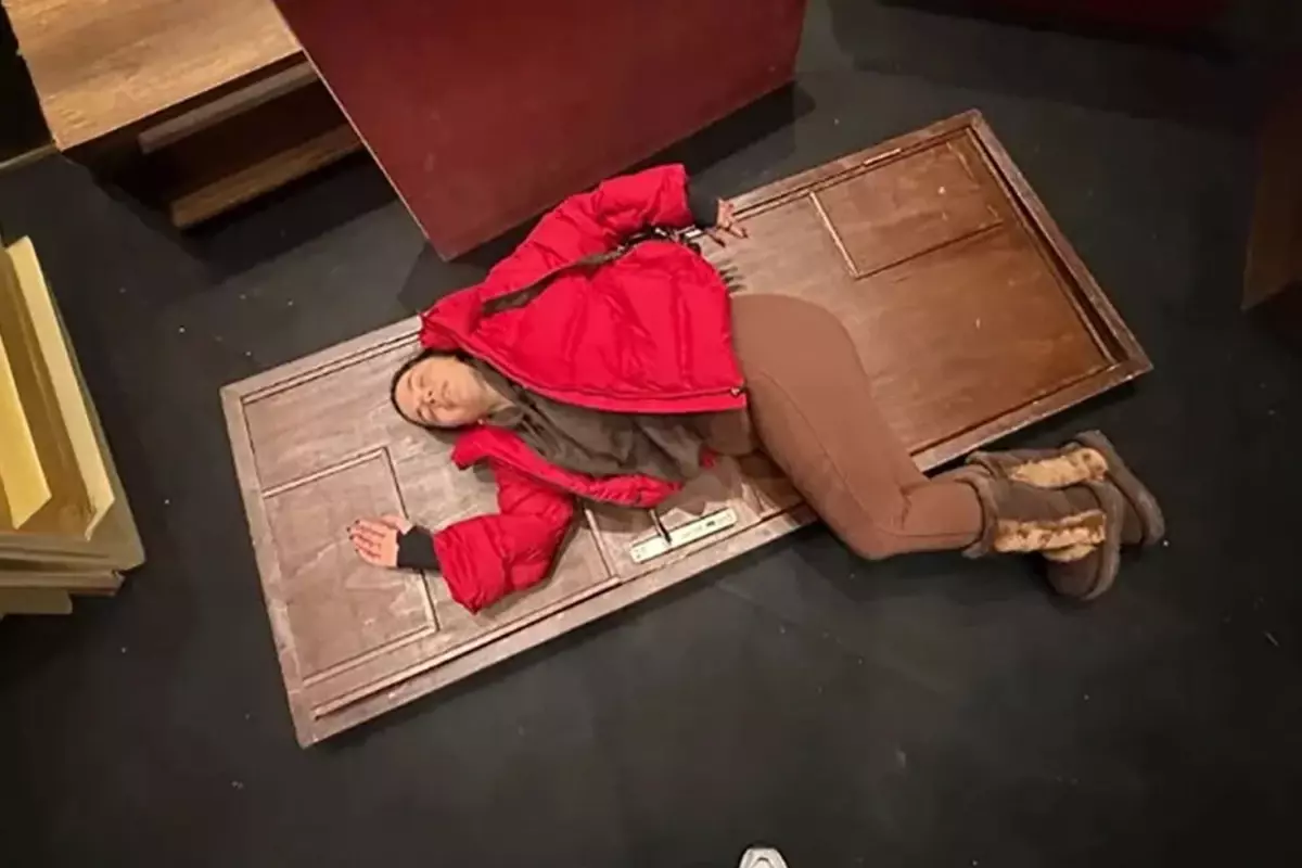 Aslı Bekiroğlu Sahne Kazasını Atlatıp Oyunu Tamamladı: Detaylar ve Sağlık Durumu