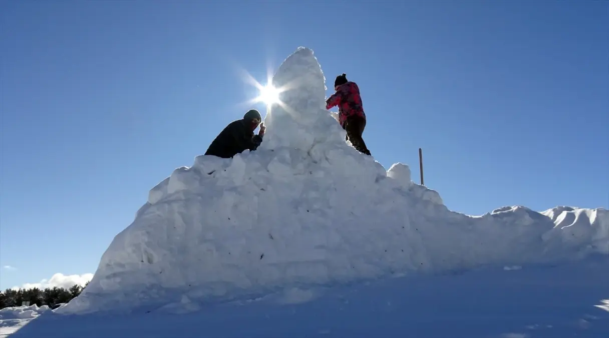 Kars’ta 111. Yıl Anısına Kardan Heykellerle Şehitleri Anıyoruz