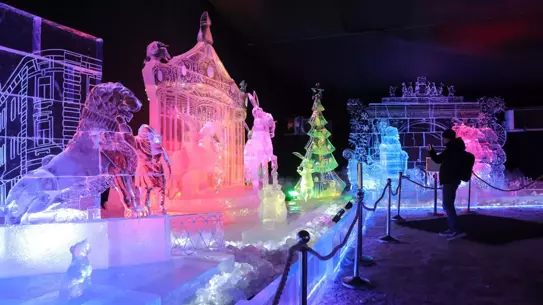 St. Petersburg buz heykel festivalinde sergilenen bir ana heykel