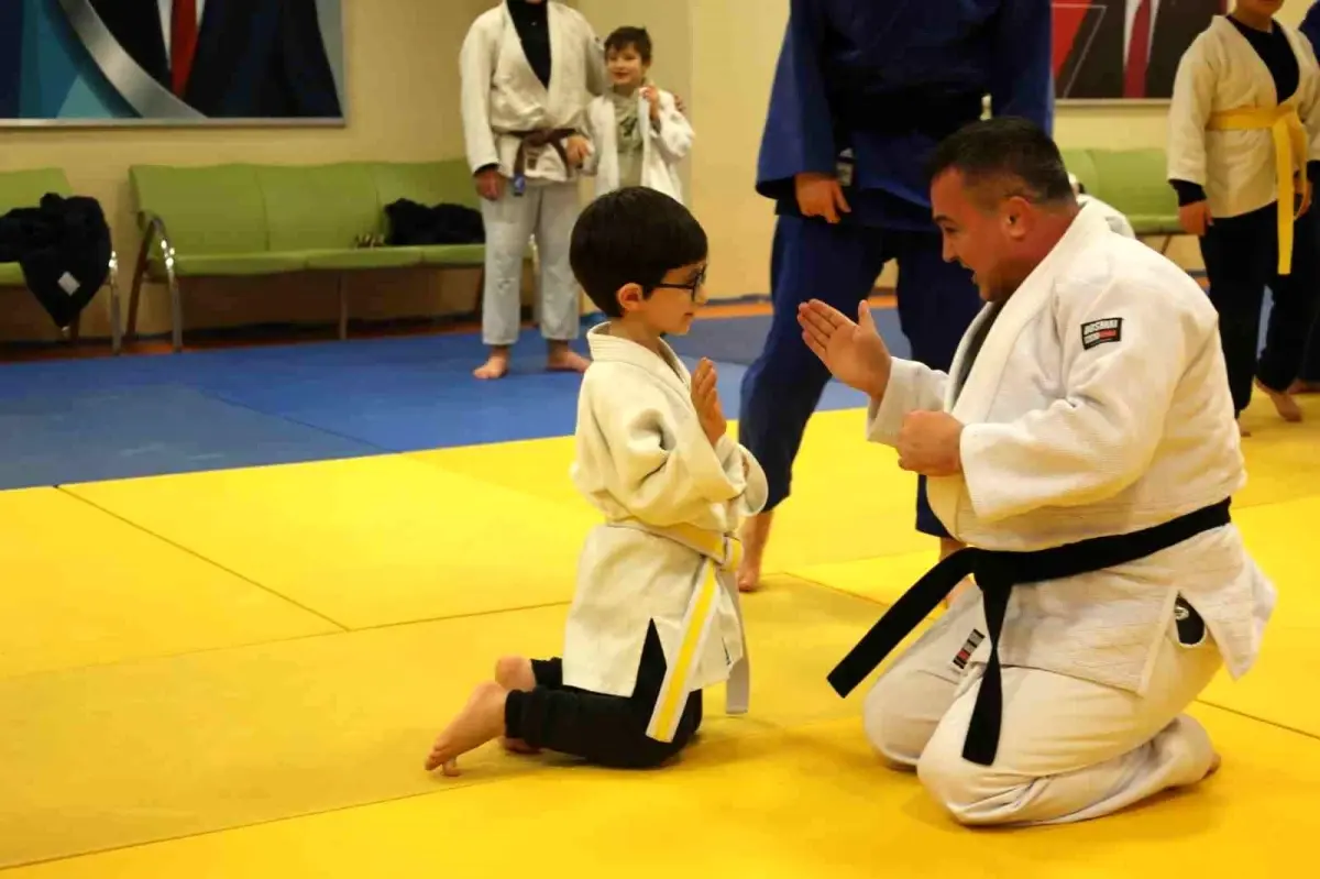 Bilecik’te Judo Ruhu Yükseldi: İl Müdürü Ramazan Demir’den Moral Dolu Antrenman