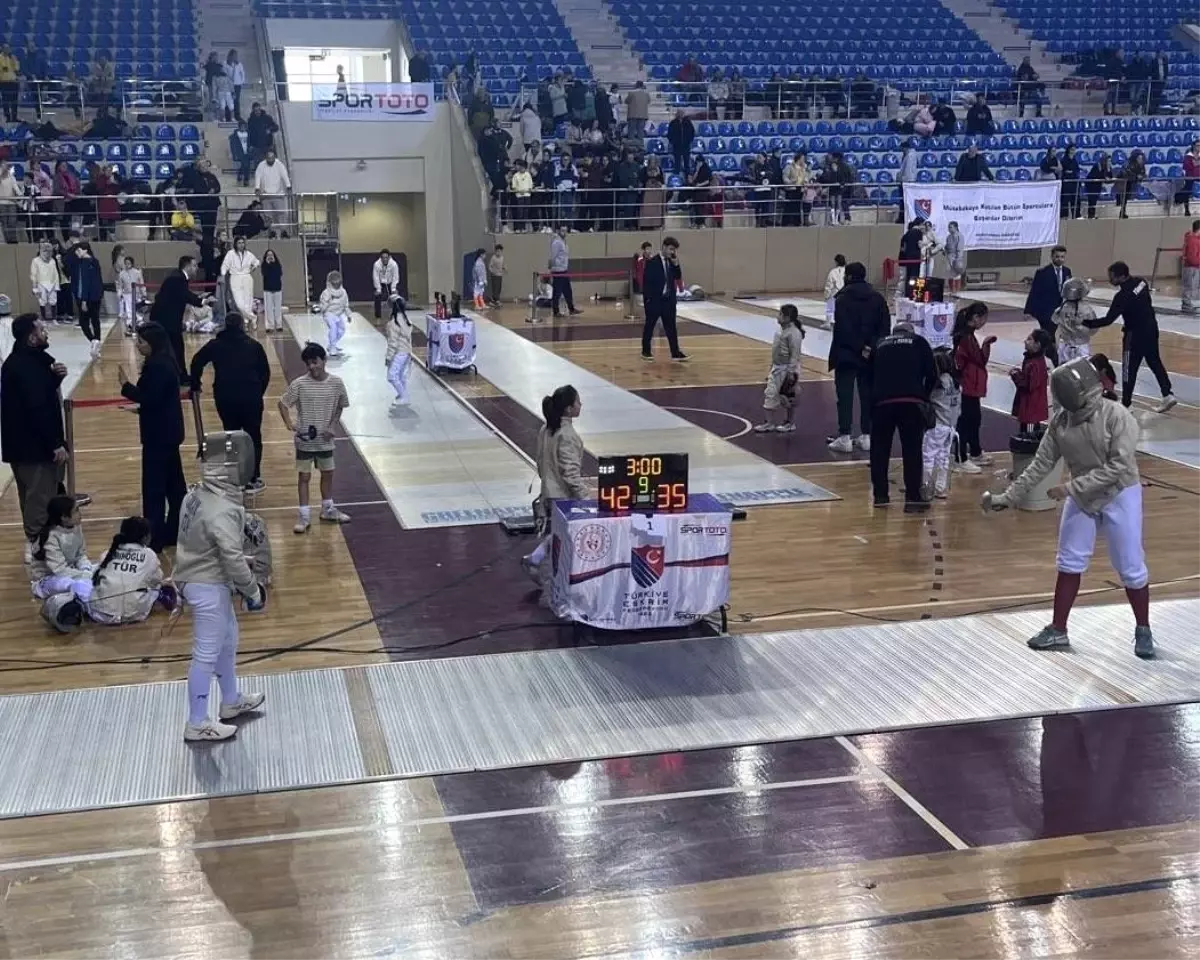 Eskişehir'de Gençler Eskrim Kılıç Türkiye Kupası Coşkusu Yaşandı