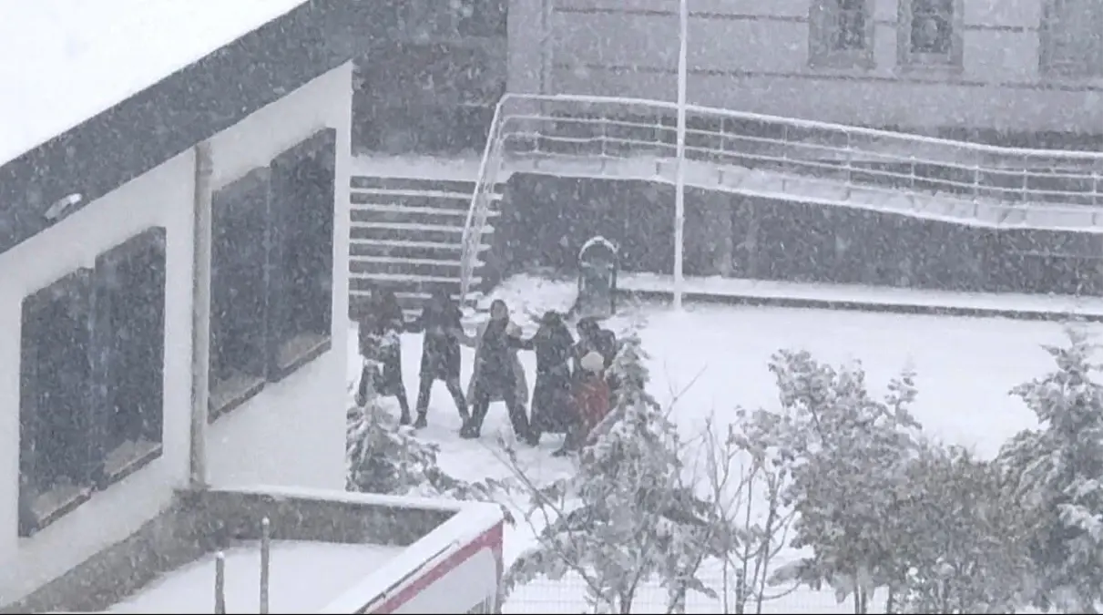 Kayapınar’da Bembeyaz Kutlama: Öğrenciler Karın Keyfini Şarkılarla Yaşadı